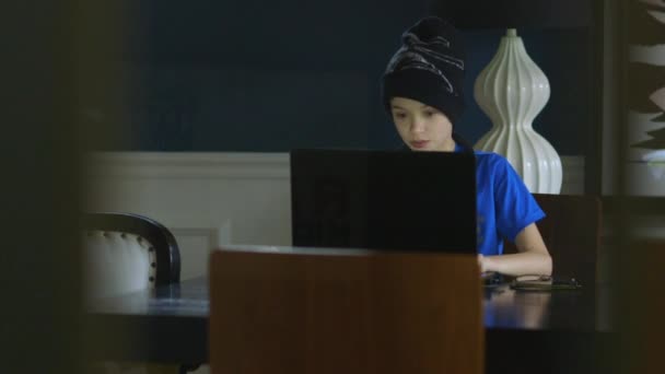 Ung Dreng Spiller Videospil Sin Bærbare Computer Spisestuen Bred Skud – Stock-video