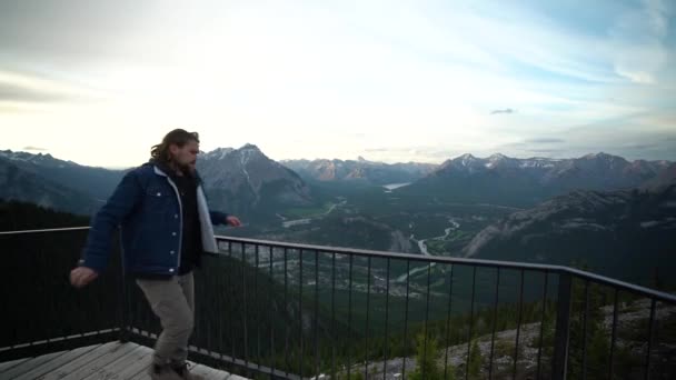 Jasper Ulusal Parkı Alberta Kanada Bakan Genç Yakışıklı Adam — Stok video