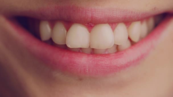 一位年轻女士甜美的双唇微笑 特写镜头 — 图库视频影像