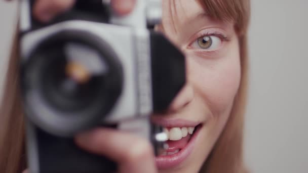 Молодая Красивая Женщина Фотограф Помощью Винтажной Камеры Большой Улыбкой Лице — стоковое видео
