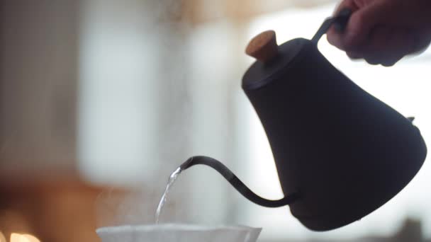 Warm Water Gieten Koffie Filter Slomo — Stockvideo