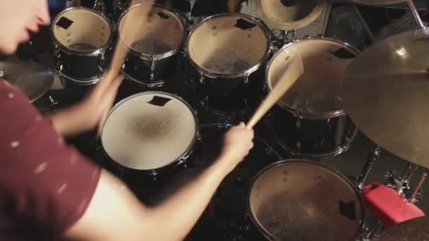 Ein Junger Mann Genießt Hause Sein Elektronisches Schlagzeug Spielen Nahaufnahme — Stockvideo