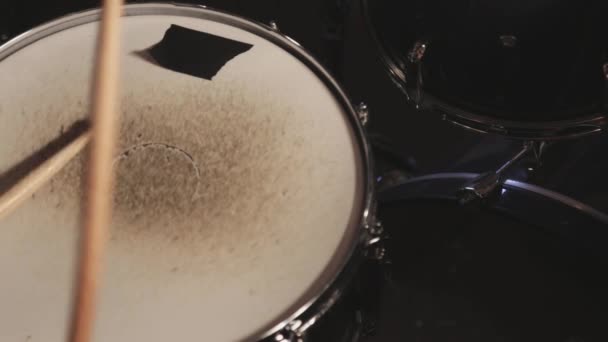 Bir Oyuncu Drumhead Iki Tahta Sopayla Vuruyor Yakın Çekim — Stok video