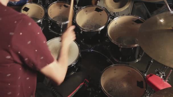 Ένας Νεαρός Επαγγελματίας Ντράμερ Επιδέξια Παίζει Drum Set Κοντινό Πλάνο — Αρχείο Βίντεο