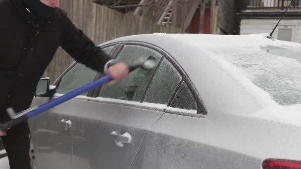 Canadá Homem Raspando Gelo Janela Carro Dia Inverno Tiro Close — Vídeo de Stock