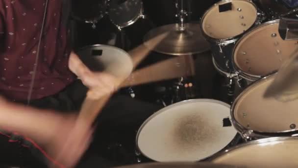 自宅で電子ドラムセットを演奏している若い男 閉じるショット — ストック動画