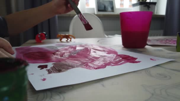 Obra Infantil Creatividad Primer Plano Pintura Manos Niños Sobre Papel — Vídeos de Stock