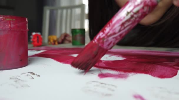 Close Young Girl Painting White Paper Brush Inglés Niño Haciendo — Vídeo de stock