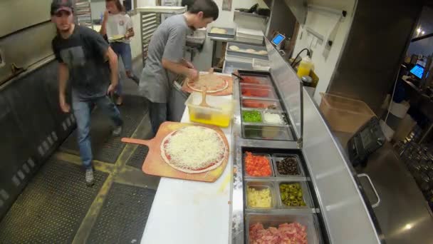 在一家家族式比萨饼餐厅里 厨房工作人员在厨房里做比萨饼的时间不多了 — 图库视频影像