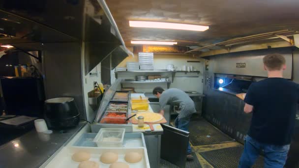 Funcionários Cozinha Fazendo Pizzas Cozinha Restaurante Pizzaria Familiar — Vídeo de Stock