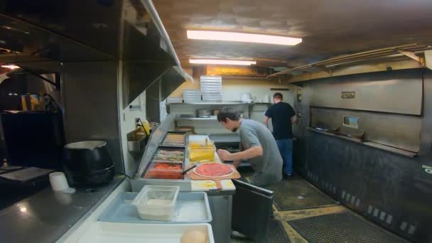 Funcionários Cozinha Fazendo Pizzas Cozinha Restaurante Pizzaria Familiar — Vídeo de Stock