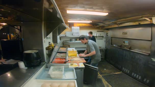 Kuchnia Personel Podejmowania Pizzy Kuchnia Rodzinnej Restauracji Pizzeria — Wideo stockowe