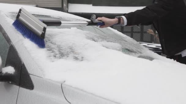 Человек Расчищает Путь Лед Покрывающий Лобовое Стекло Своего Автомобиля Крупным — стоковое видео