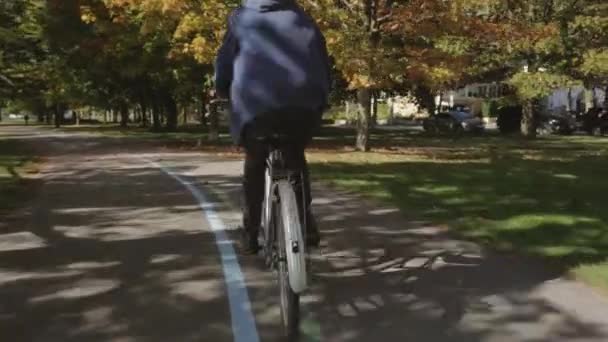 Tourist Blauer Jacke Genießt Radfahren Auf Friedlicher Straße Bei Sonnigem — Stockvideo