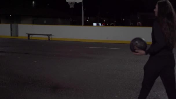 Menina Corre Para Rede Basquete Noite Atira Longe Tiro — Vídeo de Stock