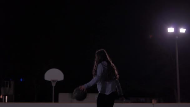 Zdjęcia Nastoletniej Dziewczyny Strzelającej Kosza Sieci Przed Światłami Ciemnym Boisku — Wideo stockowe