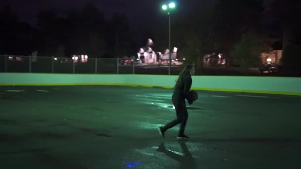 Meisje Schiet Basketbal Het Net Nachts — Stockvideo