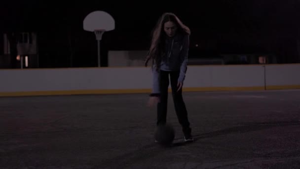 Epickie Slow Motion Ujęcie Nastolatki Strzelającej Koszykówki Nocy Zewnątrz Podświetlone — Wideo stockowe