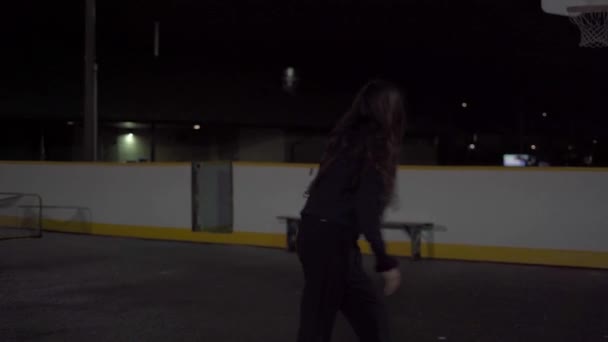 ダイナミックプッシュでショットの十代の女の子撮影バスケットボールと取得Wishで屋外コートに夜 — ストック動画