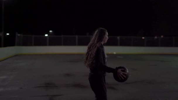 少女流口水球 晚上在室外场地射网 — 图库视频影像