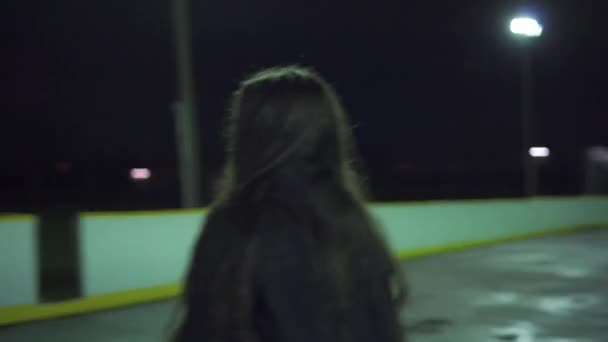 在户外的篮球场上 一名少女在夜间用灯光拍着一个小荡妇 — 图库视频影像