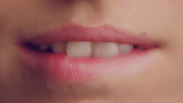 Makro Strzał Sexy Kobieta Gra Gryzie Jej Czerwone Usta Zwolniony — Wideo stockowe