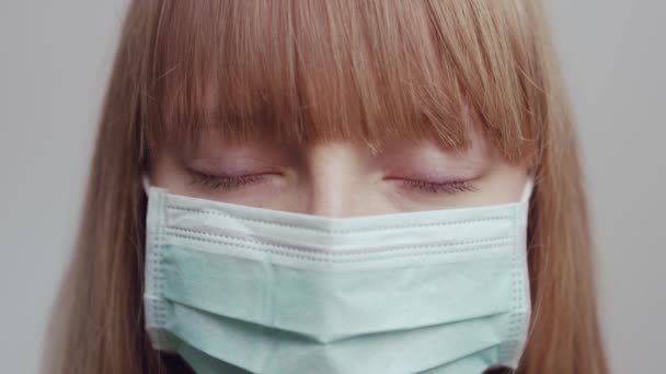 Joven Mujer Seria Usando Una Máscara Médica Mirando Cámara Lento — Vídeo de stock