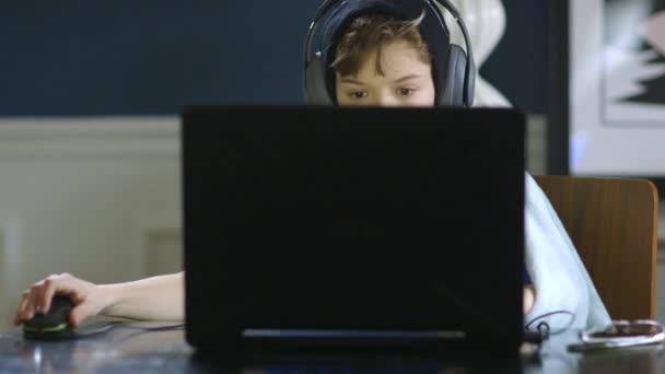 Mittlere Aufnahme Eines Kleinen Jungen Der Einem Laptop Mit Kopfhörern — Stockvideo