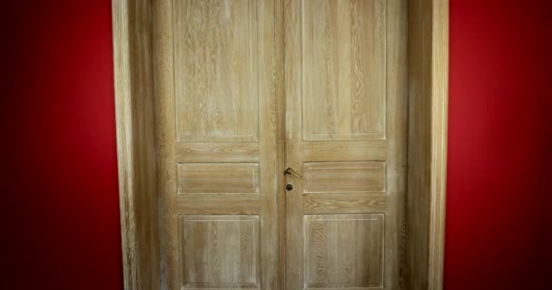 Gościnna Kobieta Otwiera Podwójne Drewniane Drzwi Powitalne Gości Statyczne Wewnętrzne — Wideo stockowe