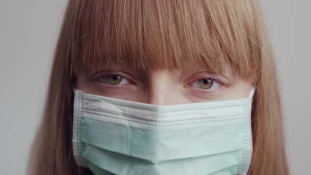 Giovane Donna Con Una Maschera Medica Sul Viso — Video Stock