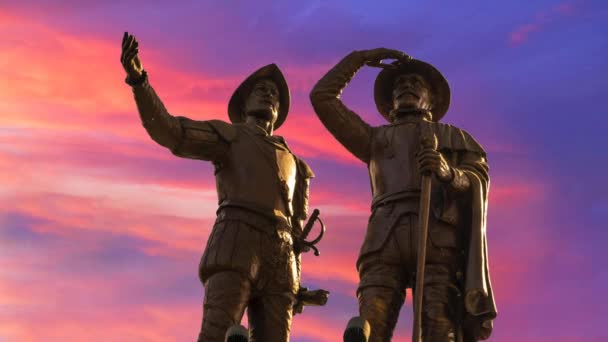 メキシコのメリダにあるフランシスコ モンテジョ記念碑への大きなズームと日没のピンクの空の時間の経過 — ストック動画