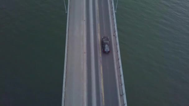 Luchtkanteling Top Zicht Auto Die Een Enorme Grote Brug Gaan — Stockvideo