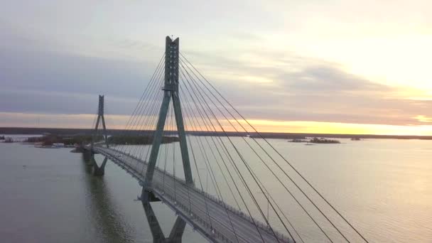 Antenne Von Weißem Auto Fährt Über Lange Brücke Über Wasserkörper — Stockvideo