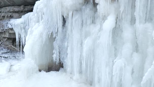 Piękna Patelnia Zamarzniętego Wodospadu Koncepcja Zimowego Krajobrazu — Wideo stockowe