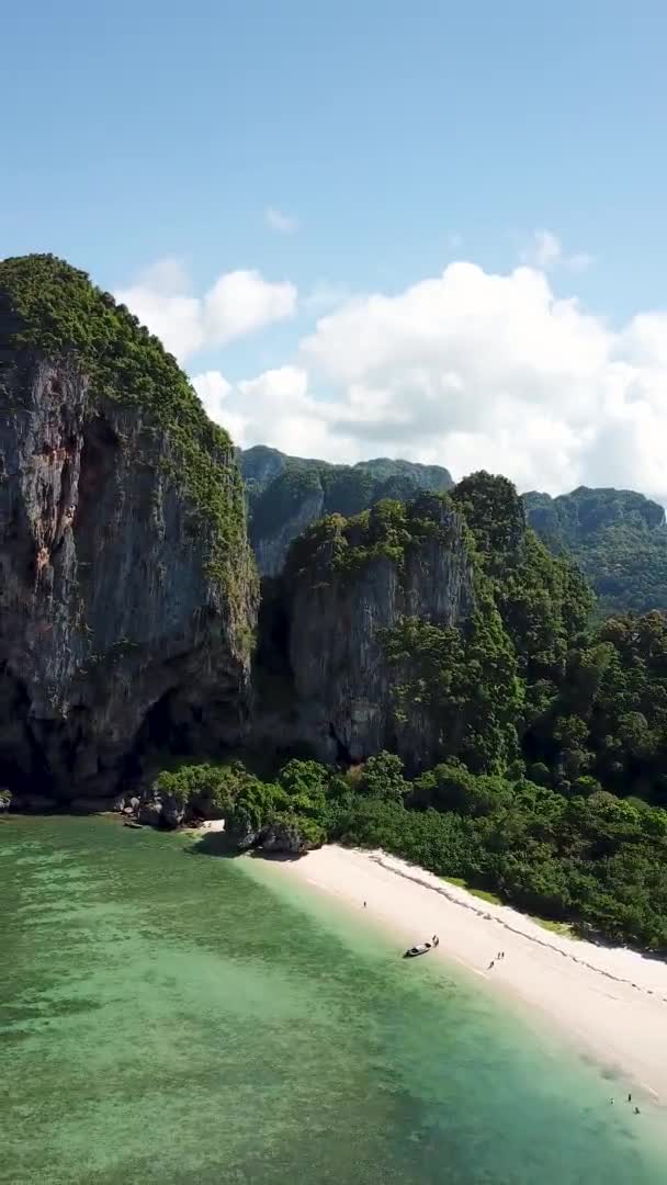 Vertikal Drönare Flygfoto Över Tropical Paradise Dolda Vita Sandstranden Med — Stockvideo