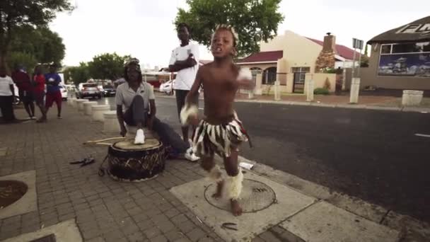 Een Mannelijke Kind Straatartiest Traditionele Zuid Afrikaanse Kostuum Danst Terwijl — Stockvideo