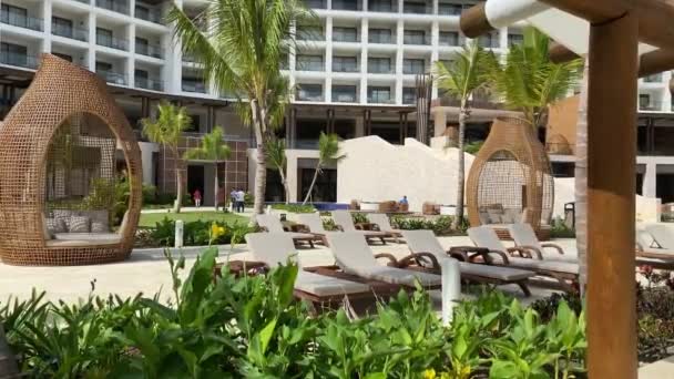 Deckchairs Tropical Hotel Resort Pool Area Upscale Caribbean Holiday Destination — Stock Video