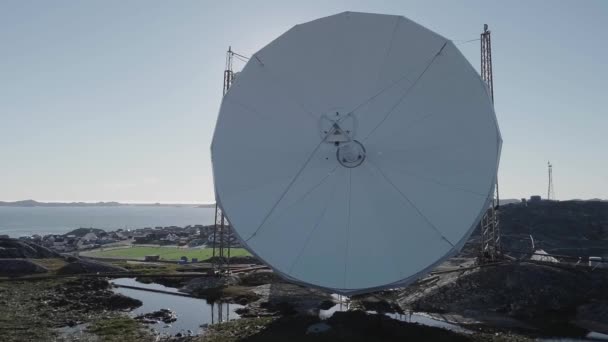 Satelitní Komunikace Anténa Nádobí Nuuk Grónsko Uzamčeno — Stock video