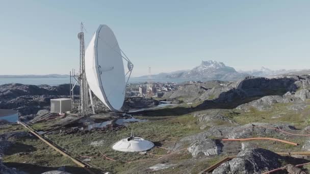 Vista Lateral Del Plato Antena Comunicación Por Satélite Nuuk Groenlandia — Vídeo de stock