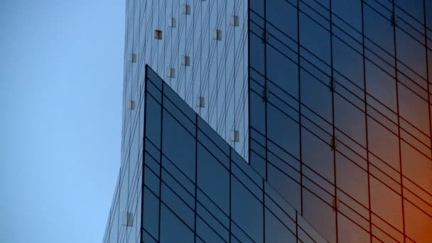 Современная Архитектура Близка Зеркальным Стеклянным Стенам Отражающим Огромный Оранжевый Шар — стоковое видео