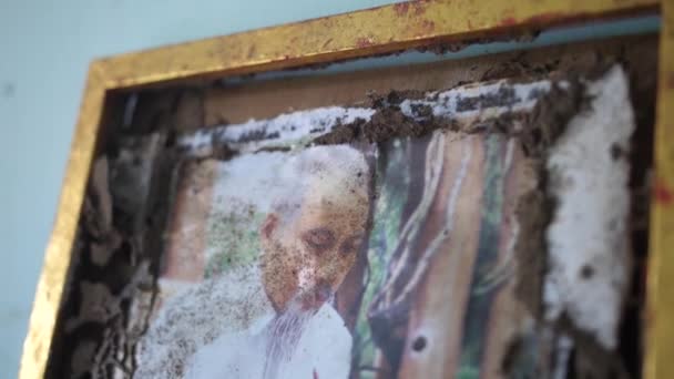 Egy közeli kép egy régi, összetört és lerombolt festményről egy elhagyatott épületben, ijesztő érzéssel Balin. Feldolgozás.