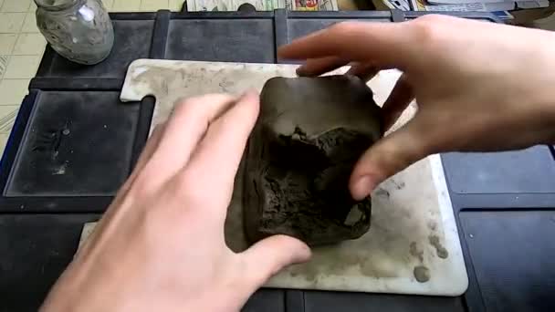 从塑料袋里取出一块粘土放在厨房的桌子上 — 图库视频影像