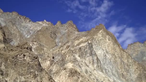山の頂上 澄んだ青い空に対するピーク パン右ショット — ストック動画
