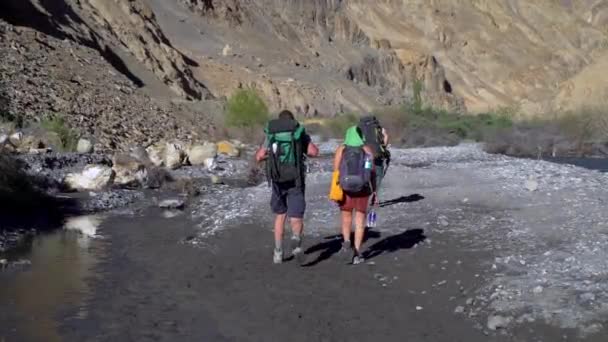 Grupo Excursionistas Caminando Lecho Río Seco Las Montañas Aventuras Desierto — Vídeos de Stock