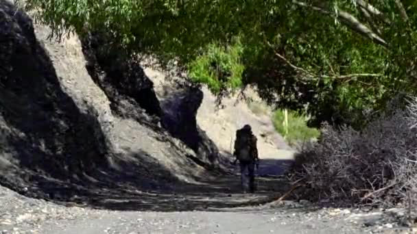 Muž Batohem Kráčející Stínu Slunečného Dne Prašné Cestě Horách — Stock video