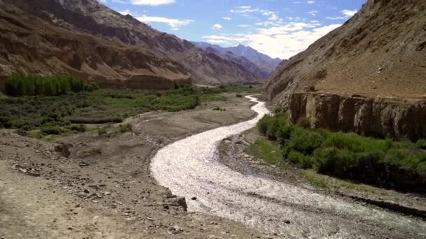 Opstaande Handheld Schot Van Een Rivier Himalaya Bergen Als Snijdende — Stockvideo