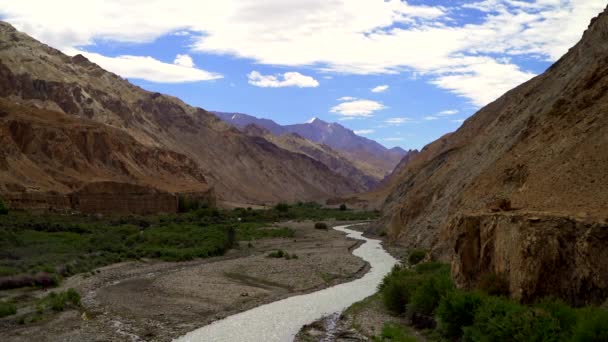 Tiro Firme Pequeño Río Las Montañas Encogió Estación Seca Como — Vídeos de Stock