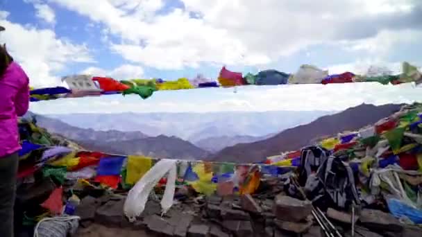 Miradouro Nas Montanhas Himalaia Com Bandeiras Oração Tibetanas Vento Empurre — Vídeo de Stock