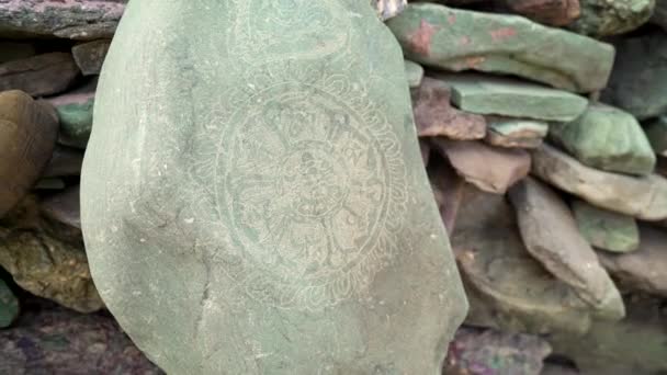 Mostrando Una Vieja Piedra Tallada Himalaya Antiguo Símbolo Loto — Vídeo de stock