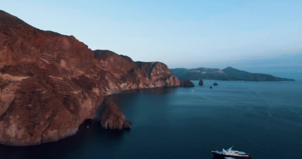 시칠리아섬 리파리의 지중해에 바위들로 이루어진 파노라마 앞에서 항해하고 있습니다 색깔을 — 비디오